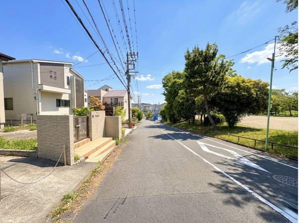 前面道路もゆったりです。目の前は公園です。