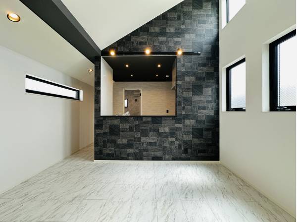 約15.75帖のLDKは上部勾配天井で、開放感溢れる居住空間に