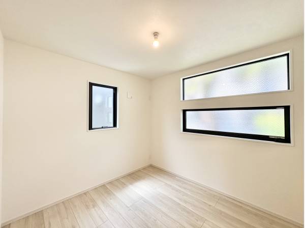ベッドルーム　複数の窓で明るい部屋に！