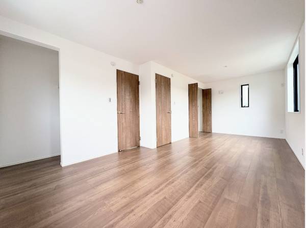 約11帖の寝室、収納も多く安心です