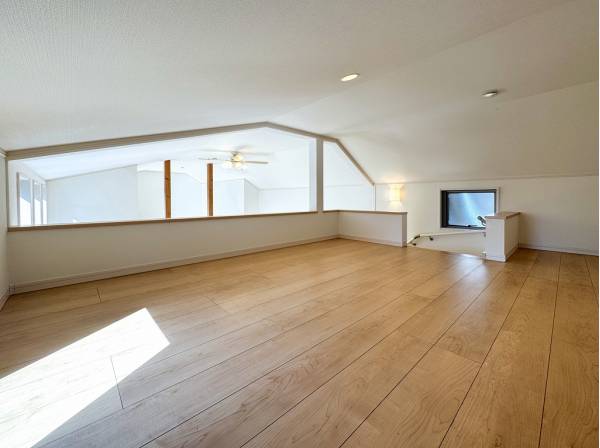 約6帖の広さのロフトは陽当たりも良く開放的