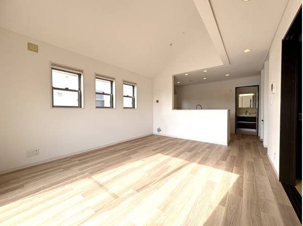 勾配天井で明るく開放的なリビング