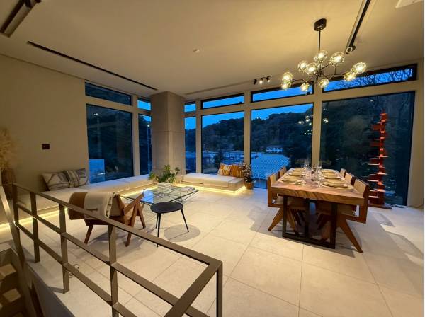 備え付けの素敵なソファも魅力的