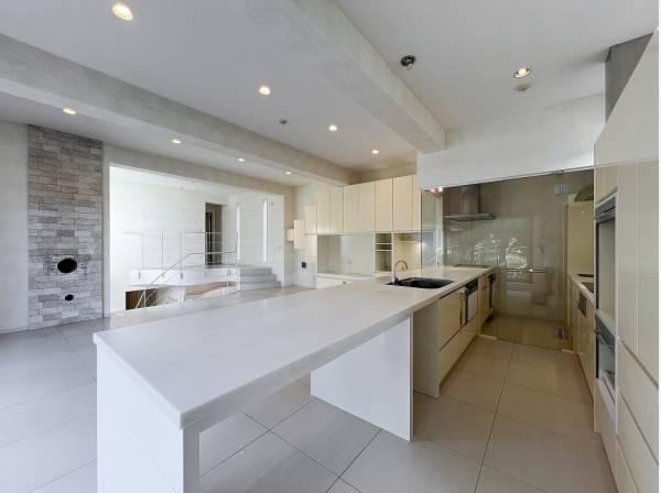 IHクッキングヒーターが2ヵ所完備された奥行きたっぷりキッチンスペース