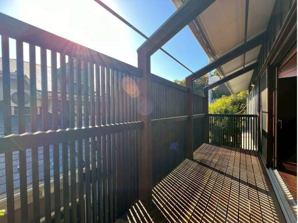 バルコニーはプライベートに富んだ素敵な空間に