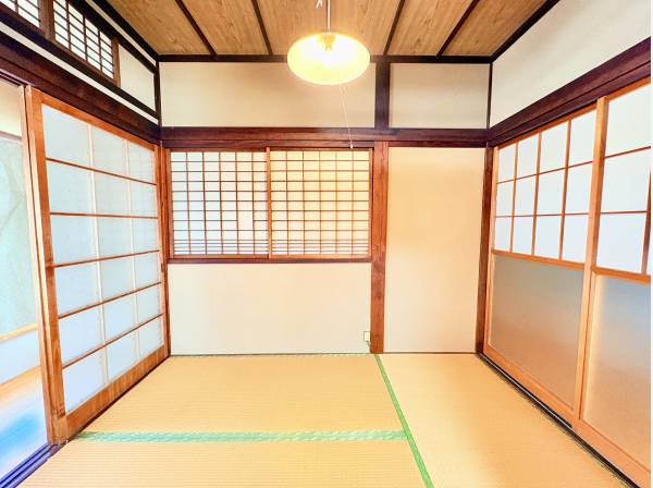 障子やレトロな照明が魅力的な和室