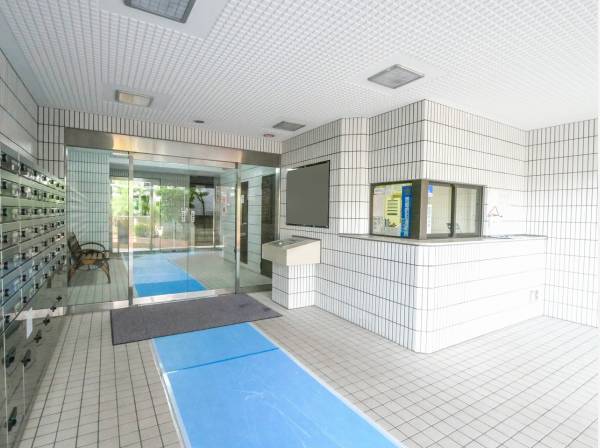 いつも綺麗に管理されているエントランスは白で統一