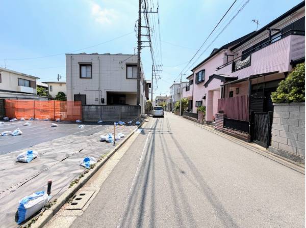 前面道路幅約5mで駐車もスムーズです