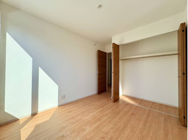 2階洋室明るく光が差し込み朝も快適に起床できます