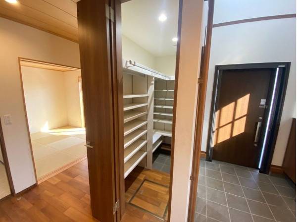 広々とした玄関は、訪問者の第一印象が違います