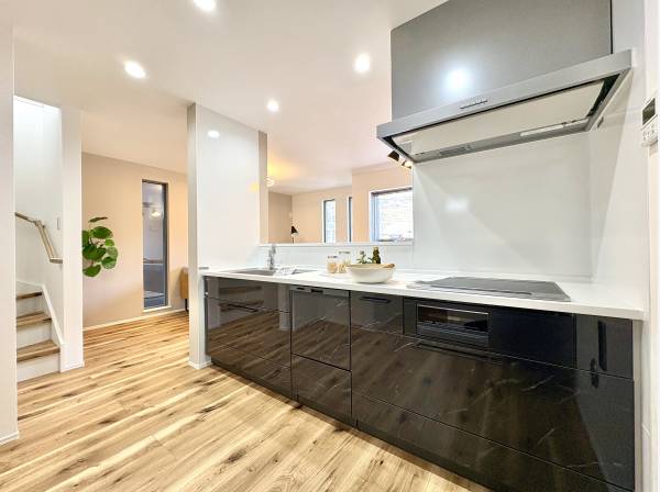 対面式システムキッチンは食洗機と浄水器付きで作業スペースもゆとりがあり