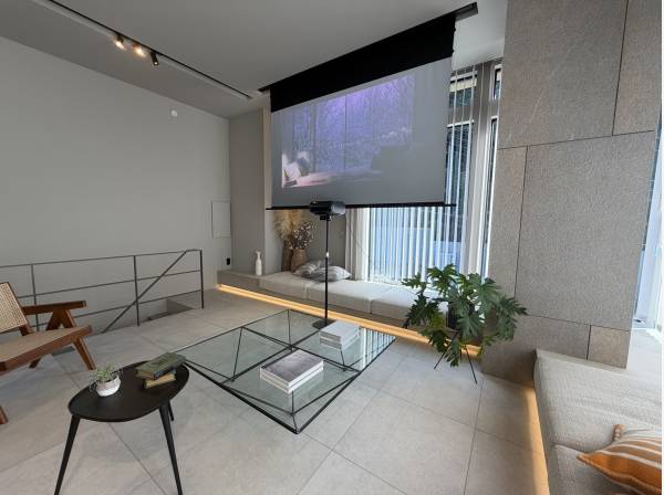 リビングには大きなプロジェクターが設置されております