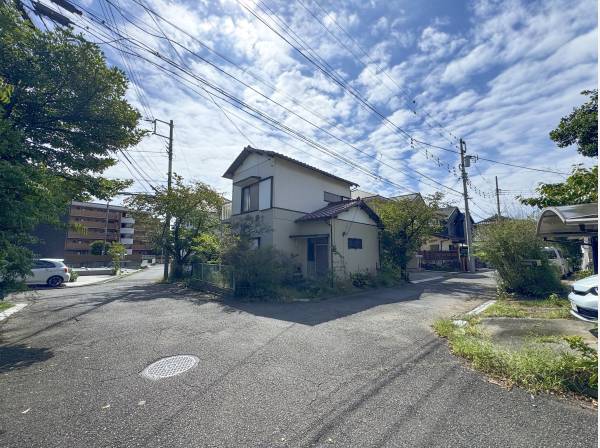 北側かどから南へ向けて。逆光になるほど陽当たりは良好。