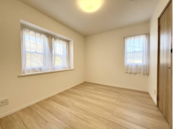 二面採光で陽当たり良好な居室