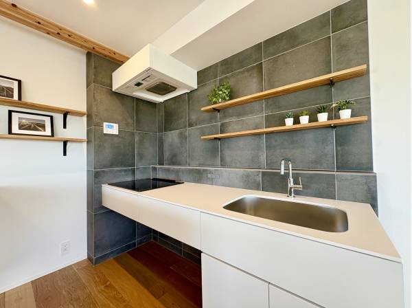 キッチンも新規リニューアルしており、お部屋の雰囲気に調和するデザイン