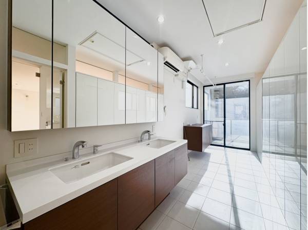 収納充実でゆとりあるサニタリースペース