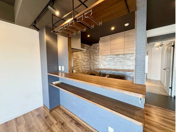 ワインホルダーが備わるカウンターキッチン！