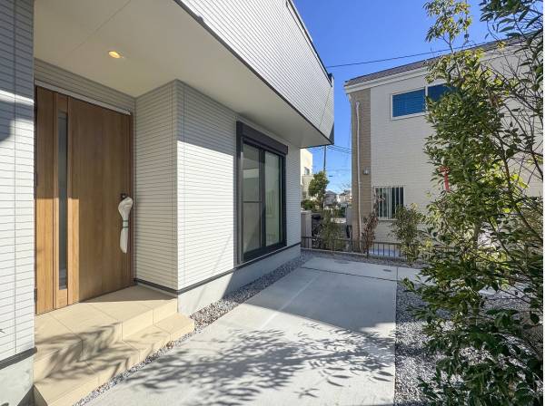 旗竿地ですが玄関前にもスペースがあり閉鎖感なく暮らせそう