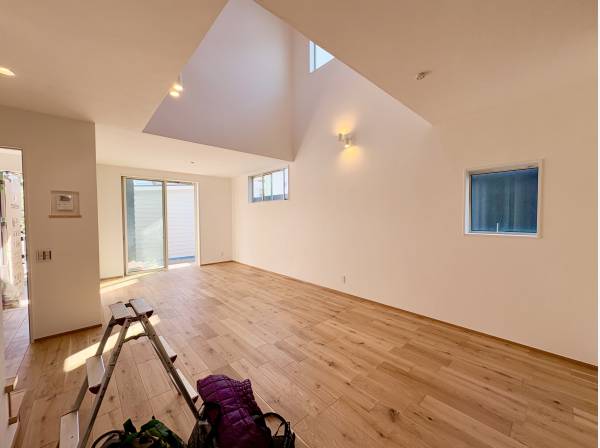 一部が吹き抜けとなっており、明るさや開放感がございます