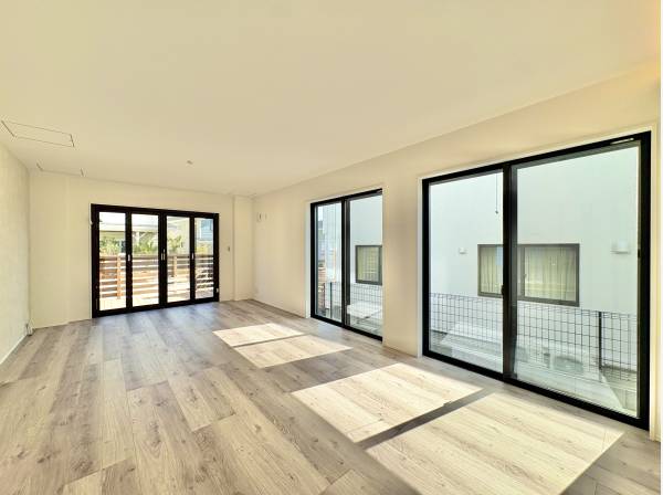 陽光をたっぷりと取りこむリビングでゆったりと過ごす休日