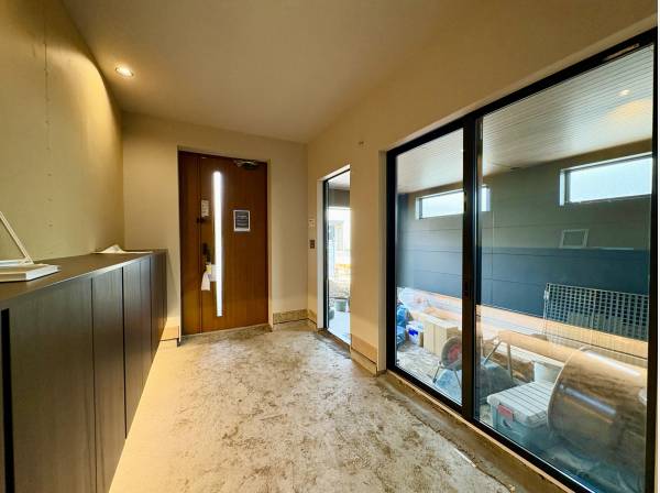 ガレージの愛車を望むことができる玄関ホール！