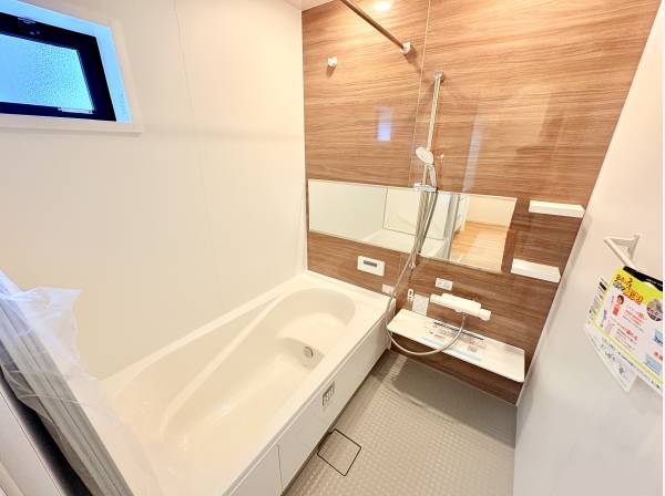 木目調パネルが癒やしを演出。一日の疲れを癒す広々バスルーム