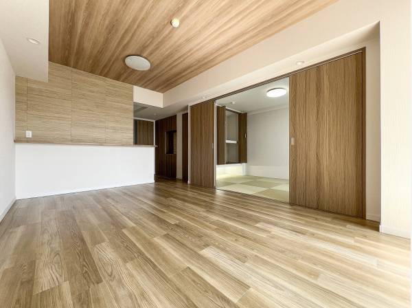 木質感溢れるLDKの隣にはモダンな和室が寄り添います