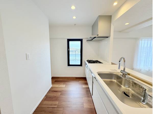 ルーフバルコニーと繋がるキッチンスペース