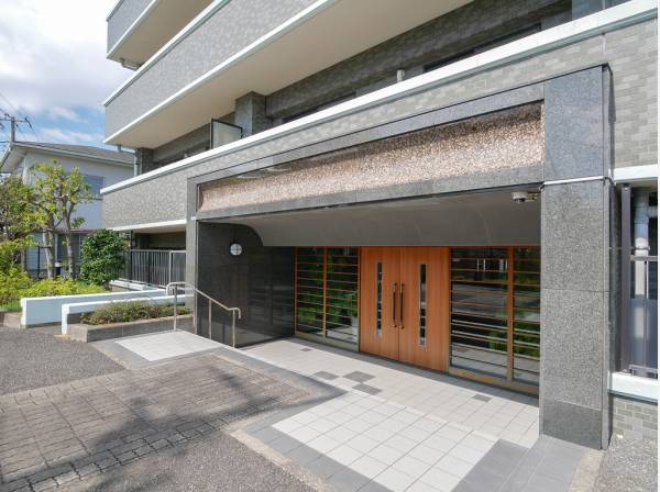 オートロックや宅配BOXなど嬉しい設備が充実