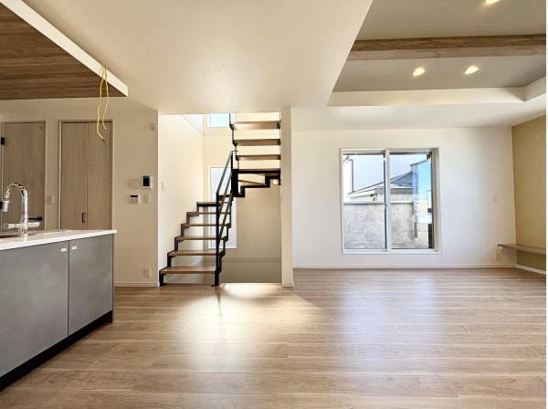 光と景色を迎え入れる、開放感あふれるLDK