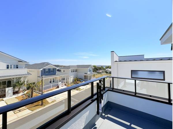 バルコニーからは海も望めます