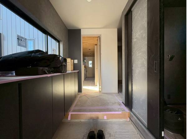 エントランスはスタイリッシュなデザインで素敵！