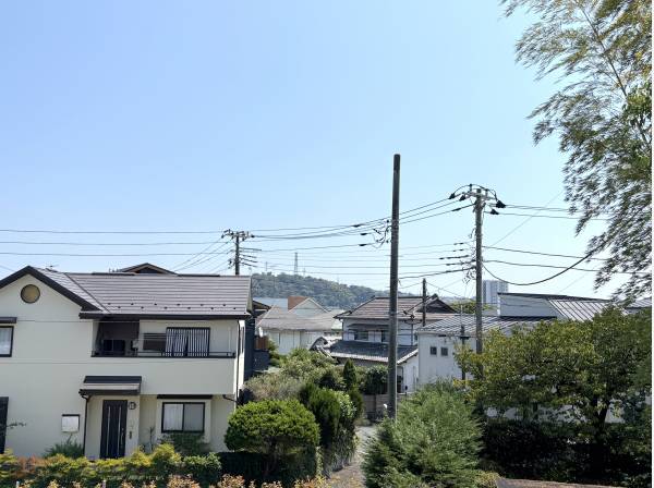 駅至近の立地ながら片瀬山の緑を望む眺望も(１．５階レベル)


