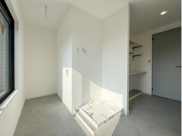 収納力と機能美で溢れた奥行きたっぷりのユーティリティ