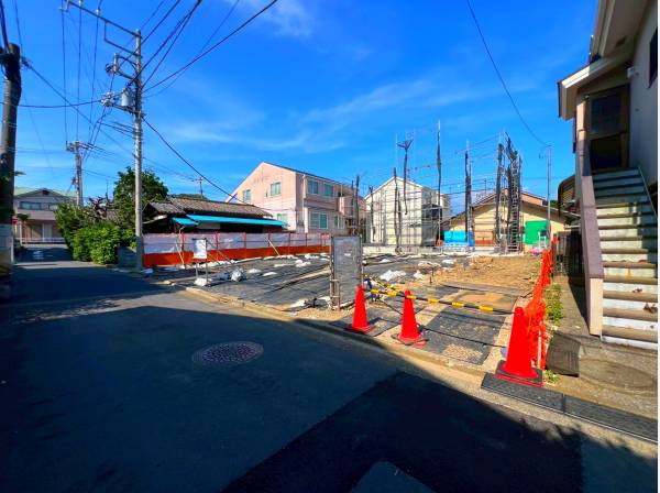 前面道路は約4mの広さでお車も安心！
