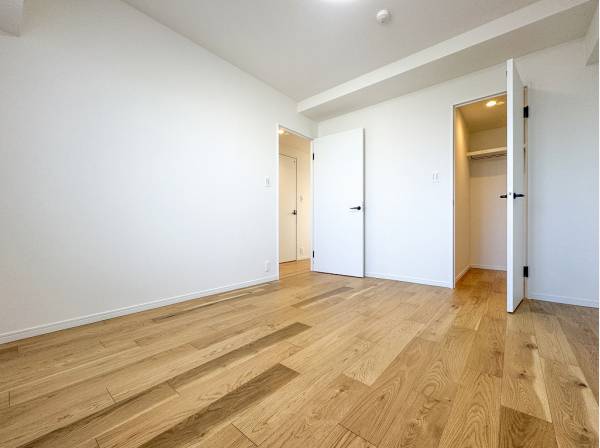 ウォークインクローゼット備えた約7帖のナチュラルな洋室