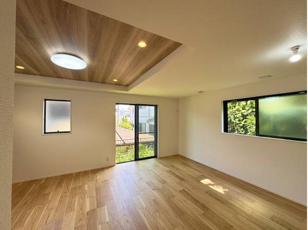 リビングスペース。窓から緑がちらほら。緑豊かな住宅街の良さが。
