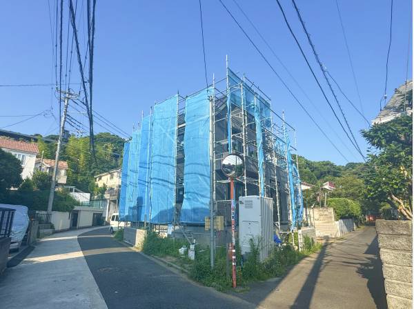 背後に見えるのは片瀬山の緑。高台へと続く道の途中にございます。