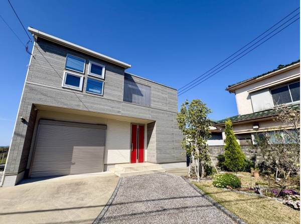 お庭のグリーンが映える端正なデザイン