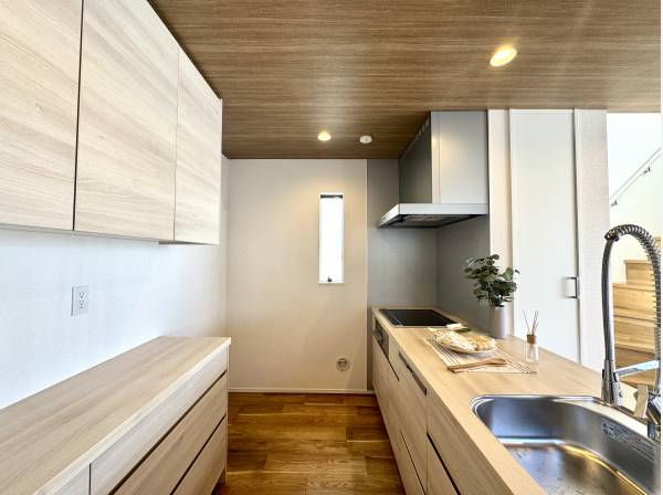 収納充実のキッチン