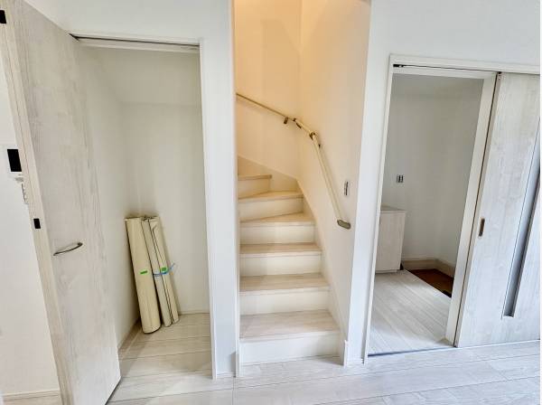 階段横にも収納スペースが有りますよ。