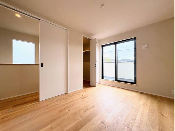 バルコニーへとつながる洋室