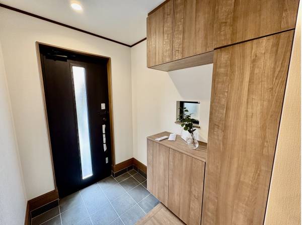 玄関には収納スペースがたっぷりありますよ！