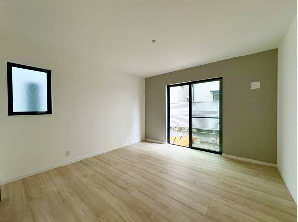 6帖以上のお部屋が全3室ございます