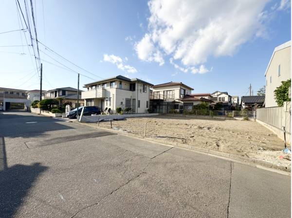 前面道路は約6ｍと駐車にもゆとりある広さ