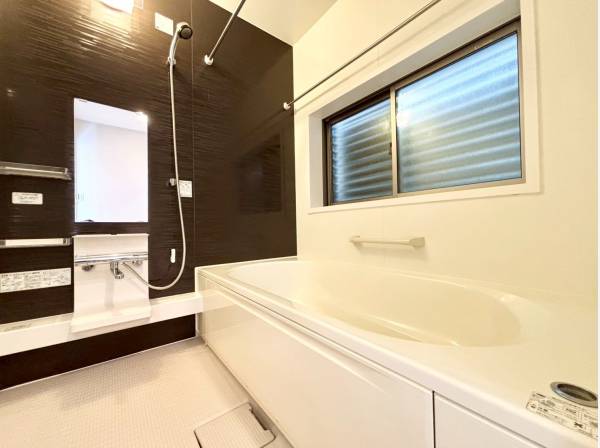 リフォーム済みの清潔なバスルームで、一日の疲れをリフレッシュ