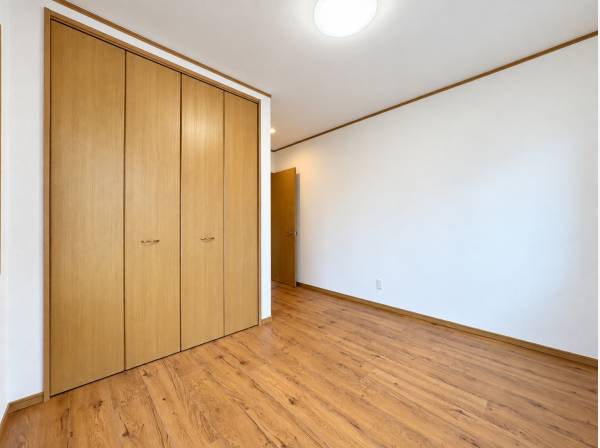 木目の床と建具が調和する、収納付きで家具の配置も考えやすいお部屋です。