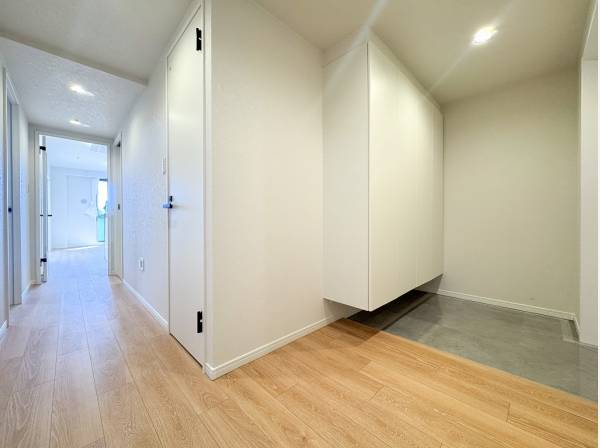 段差を抑え収納を浮かせることで足元から開放感広がる玄関スペース