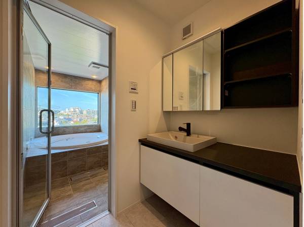 洗練されたパウダールームとまるでホテルのようなバスルーム