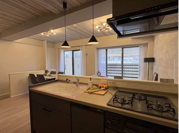 家族の顔が見える対面式キッチン